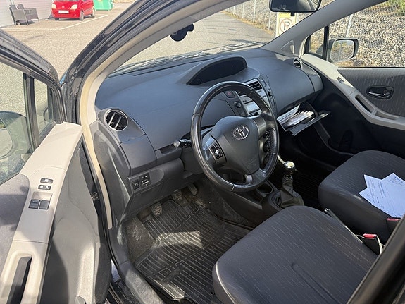 Toyota Yaris 6 of 9