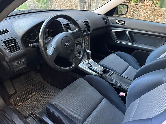 Subaru Legacy Outback 4 of 4