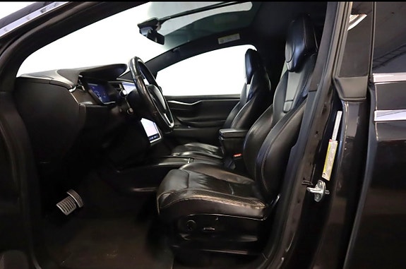 Tesla Model X 7 of 11