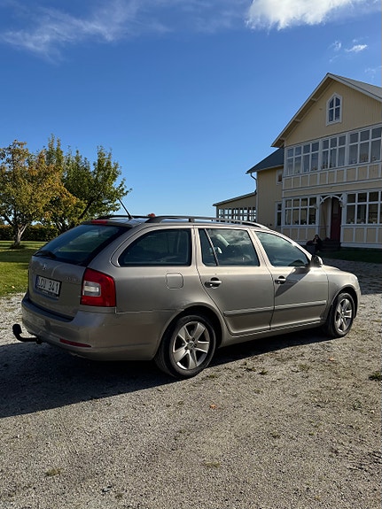 Skoda Octavia 2 of 6