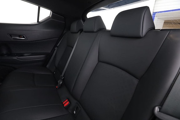 Toyota C-HR 15 of 30