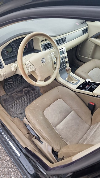 Volvo V70 3 of 5