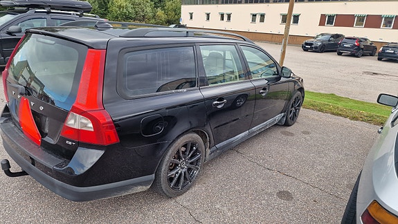 Volvo V70 2 of 5