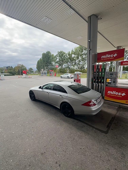 Mercedes-Benz CLS320 2 of 5