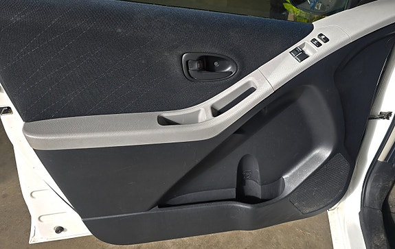 Toyota Yaris 11 of 11