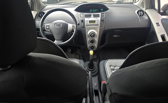 Toyota Yaris 2 of 11