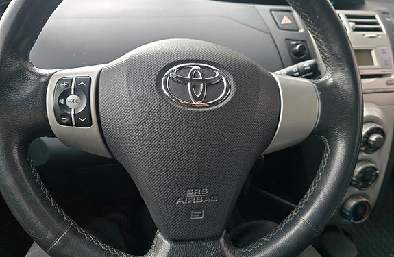 Toyota Yaris 5 of 11