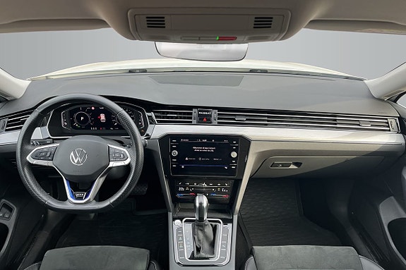 Volkswagen Passat 12 of 18