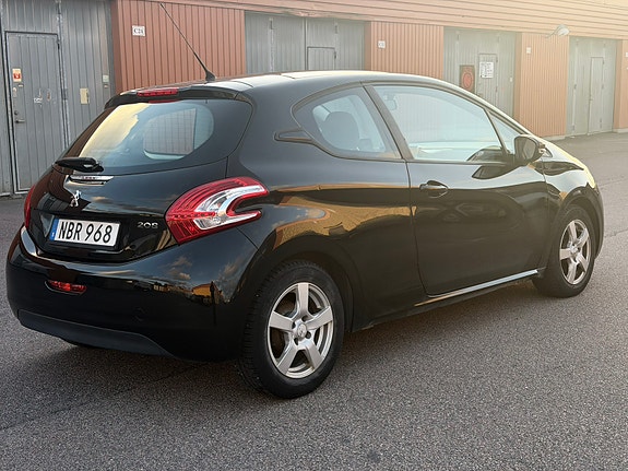 Peugeot 208 2 of 8