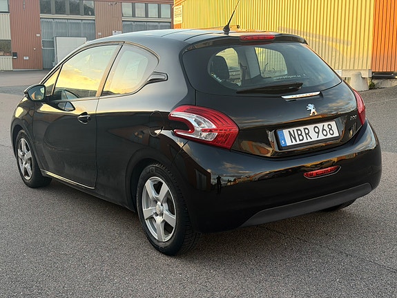 Peugeot 208 3 of 8