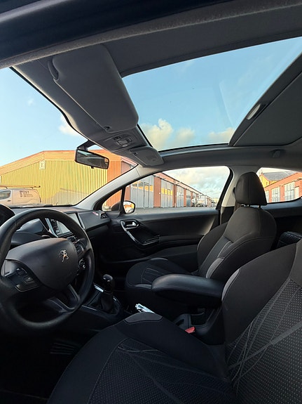 Peugeot 208 7 of 8