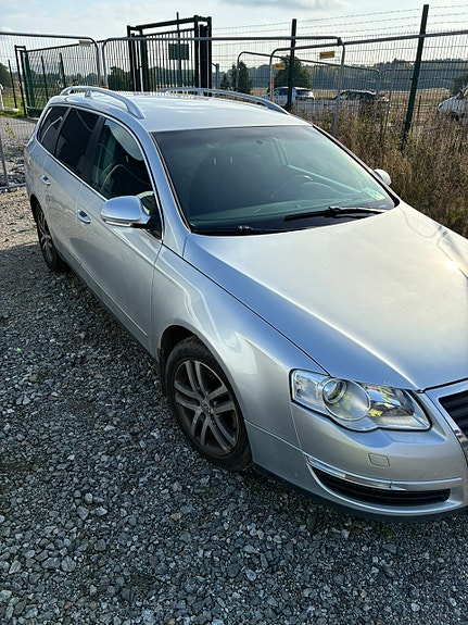 Volkswagen Passat 2 of 5