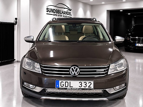 Volkswagen Passat Alltrack 2 of 12