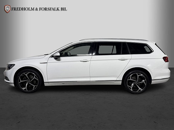 Volkswagen Passat 2 of 22