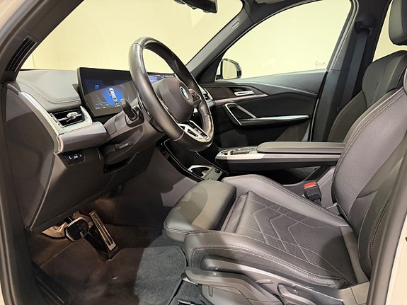 BMW iX1 3 of 11