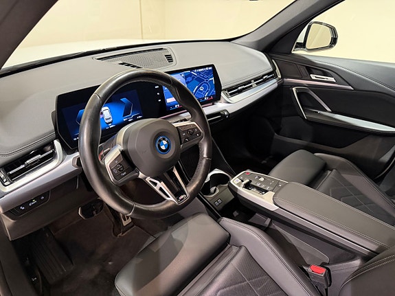 BMW iX1 4 of 11