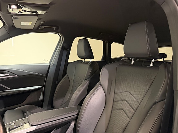 BMW iX1 5 of 11
