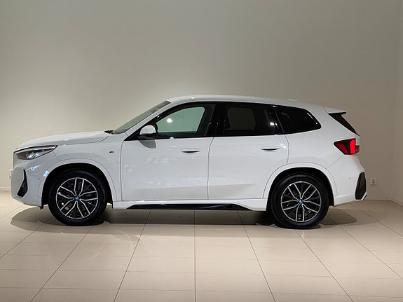 BMW iX1 2 of 11