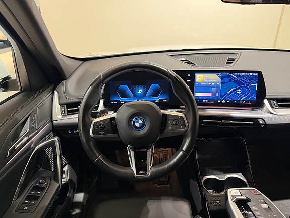 BMW iX1 7 of 11