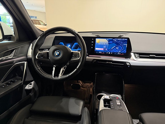 BMW iX1 8 of 11