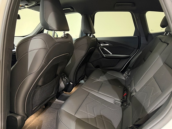 BMW iX1 6 of 11
