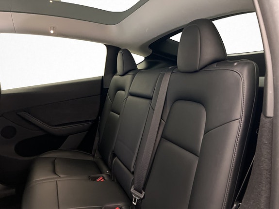 Tesla Model Y 26 of 30