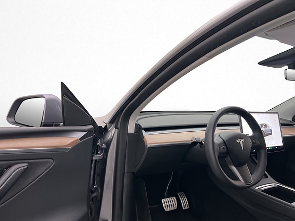 Tesla Model Y 13 of 30