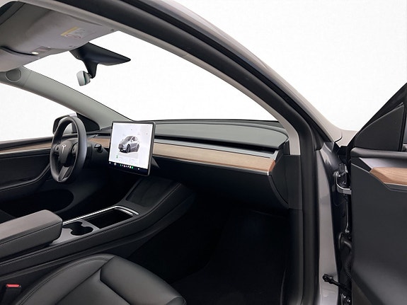 Tesla Model Y 28 of 30
