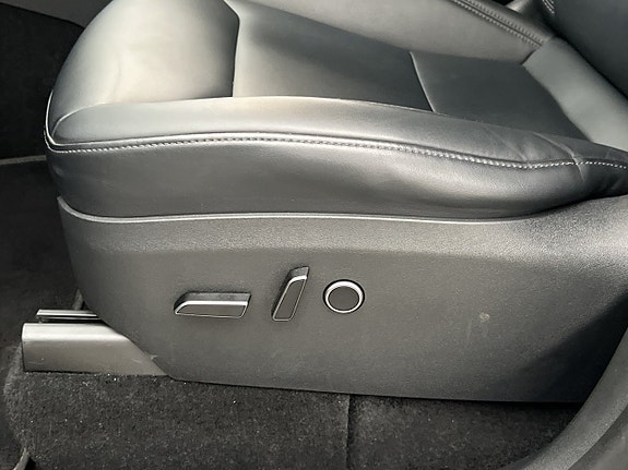 Tesla Model Y 14 of 30