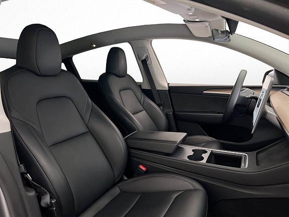 Tesla Model Y 27 of 30