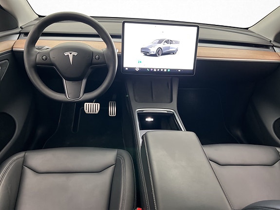 Tesla Model Y 16 of 30