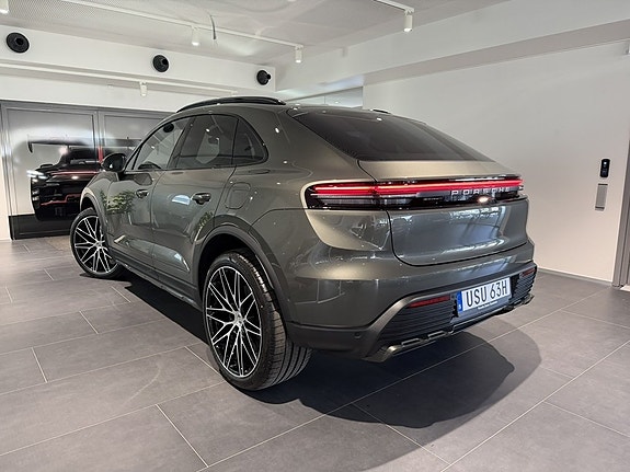 Porsche Macan 4 2 of 23