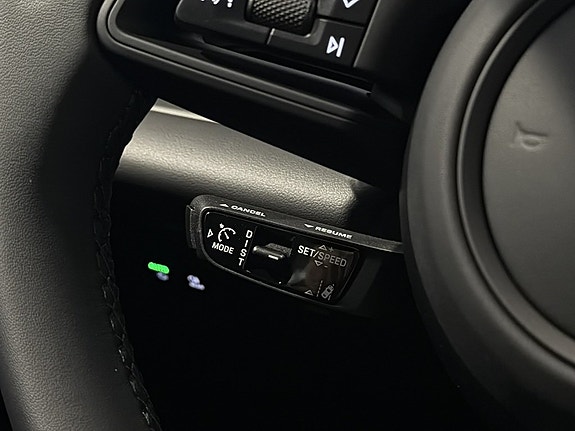 Porsche Macan 4 16 of 23