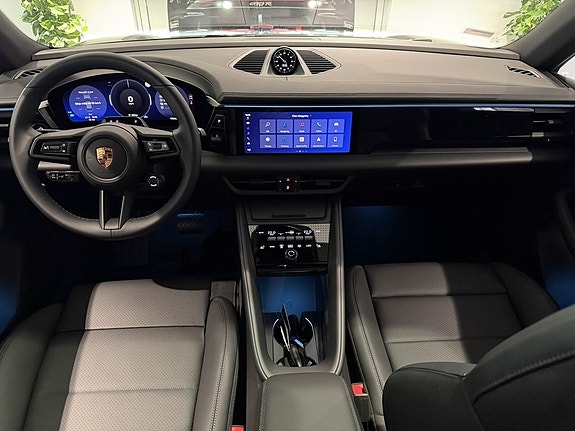 Porsche Macan 4 14 of 23
