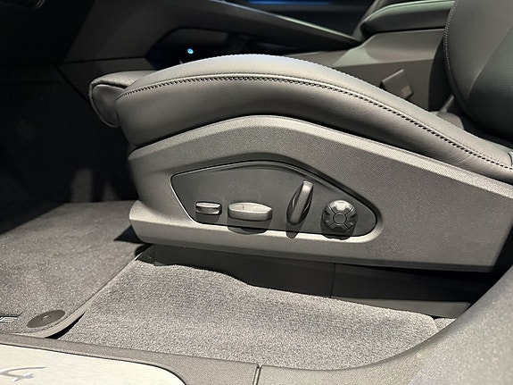Porsche Macan 4 18 of 23