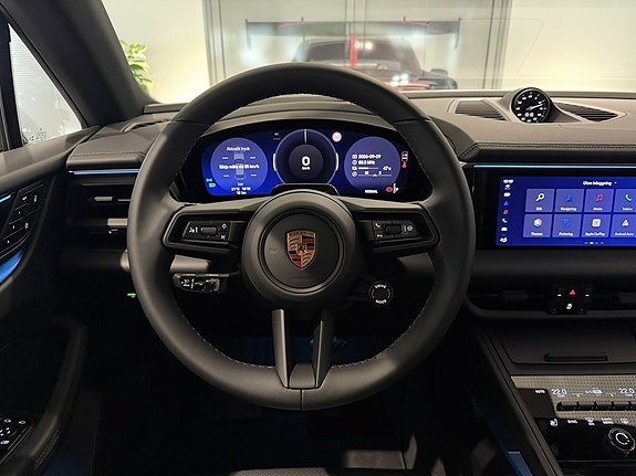 Porsche Macan 4 17 of 23