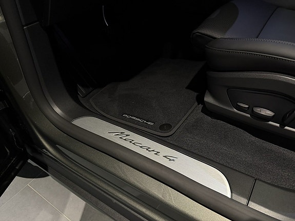 Porsche Macan 4 19 of 23