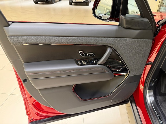 Land Rover Range Rover Sport 9 of 22