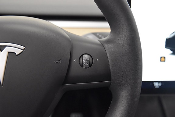 Tesla Model Y 11 of 26