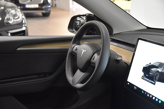Tesla Model Y 9 of 26