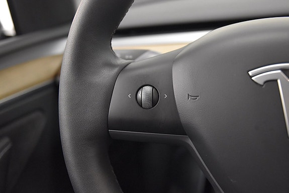 Tesla Model Y 10 of 26