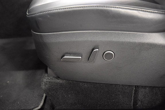 Tesla Model Y 16 of 26