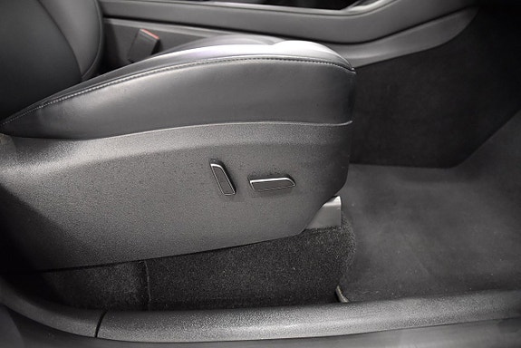 Tesla Model Y 15 of 26