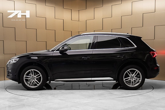 Audi Q5 2 of 19