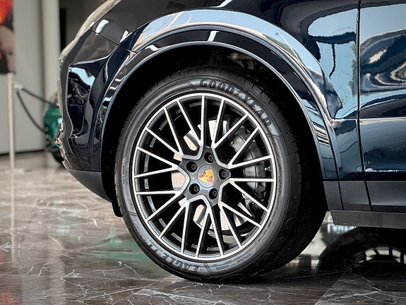 Porsche Cayenne S 8 of 27