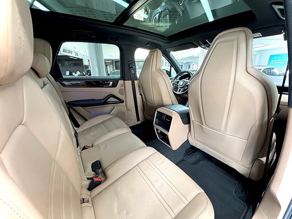 Porsche Cayenne S 13 of 27