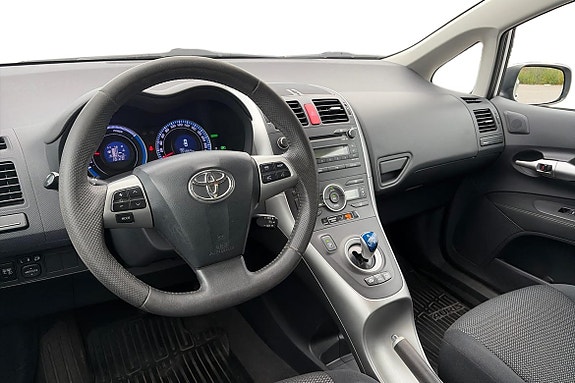 Toyota Auris 12 of 21