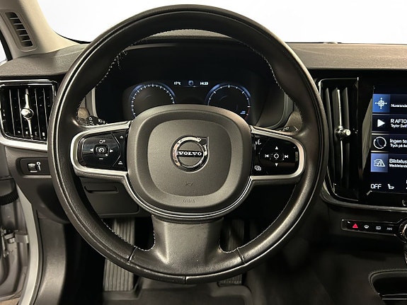 Volvo V90 Cross Country 9 of 13