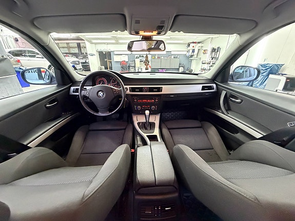 BMW 320i 16 of 21