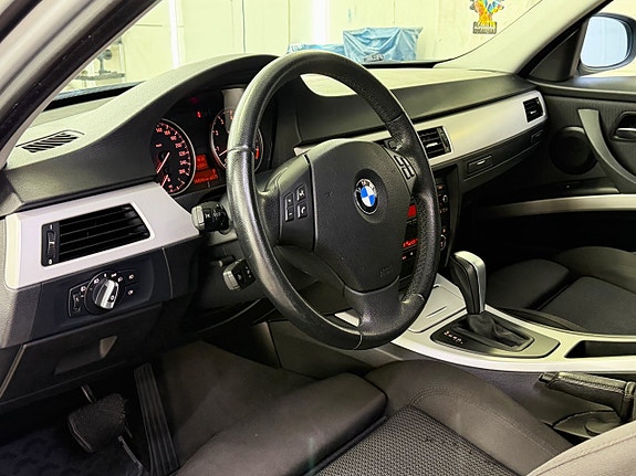 BMW 320i 12 of 21